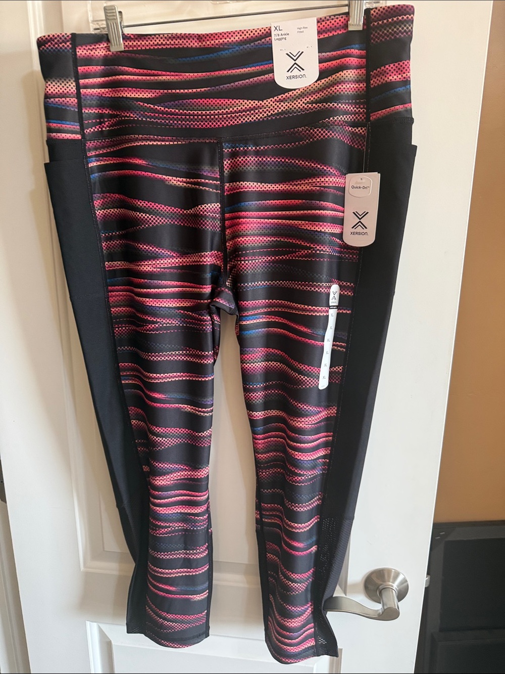 Xersion High-Rise Fitted 7/8 Ankle Legging - Black with Pink Wave Stripes